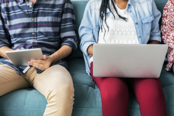 deux personnes avec ordinateur et tablette