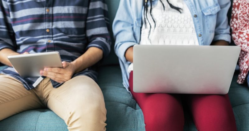 deux personnes avec ordinateur et tablette