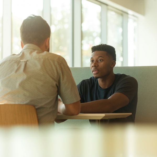 Un étudiant prend conseil sur son orientation avec un autre homme