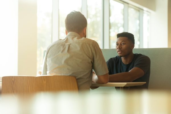 Un étudiant prend conseil sur son orientation avec un autre homme