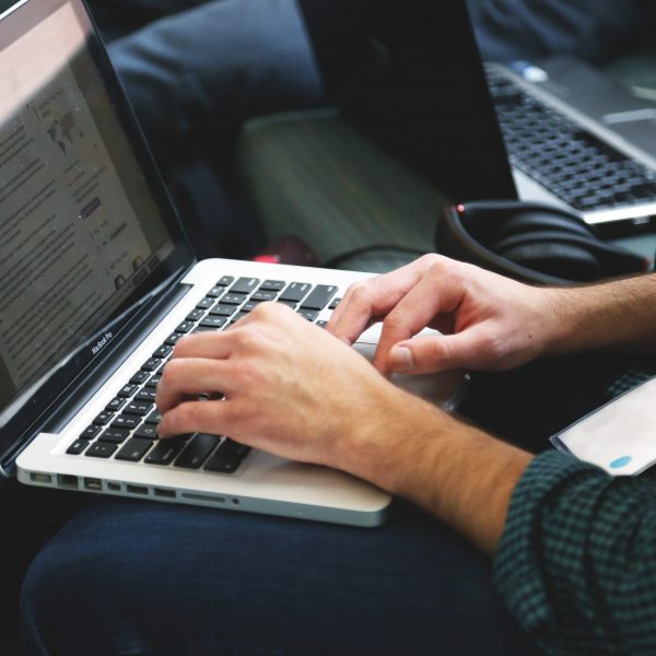 Un homme qui regarde ses cours sur Moodle.