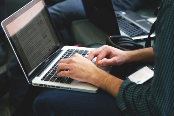 Un homme qui regarde ses cours sur Moodle.