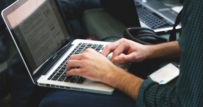 Un homme qui regarde ses cours sur Moodle.