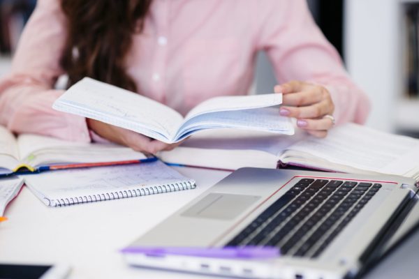 Femme travaille à son bureau