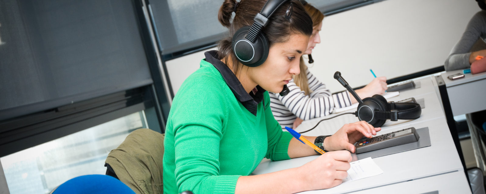 Une femme préparant son TOEIC ou son TOEFL