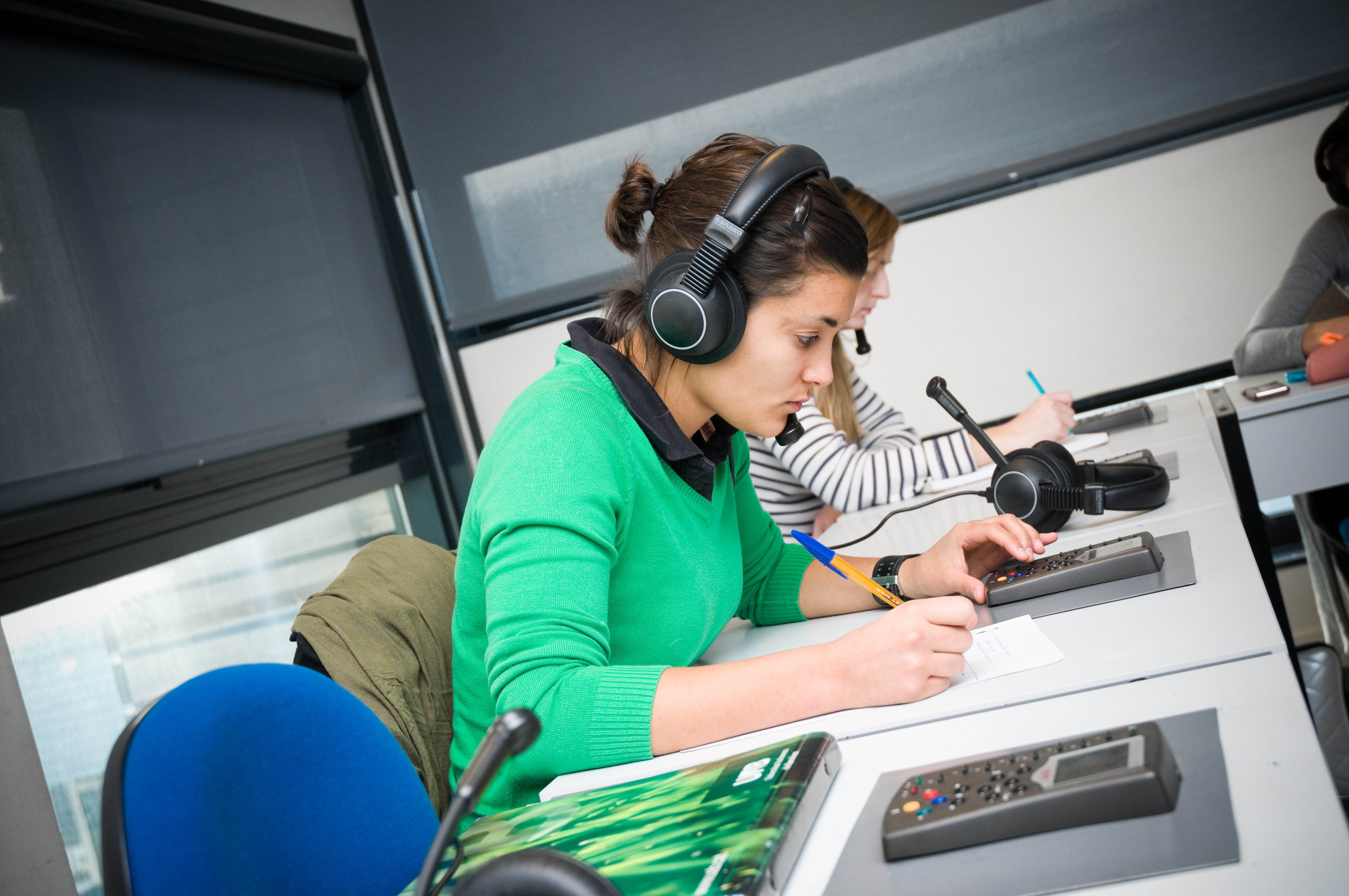 Une femme préparant son TOEIC ou son TOEFL