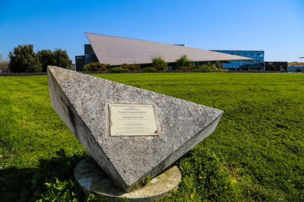 Photo de la première pierre de l'Université