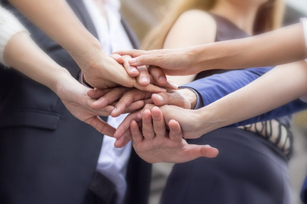 Photo de main réunies signe d'égalité